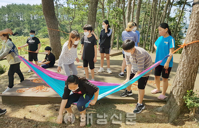 ▲ 송호초등학교 학생들이 꼼지락캠핑에서 진행된 숲놀이를 하고 있다.