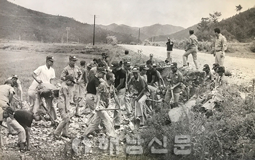 ▲ 수해를 입은 도로를 보수하는 현산중학생들(1972년 9월).