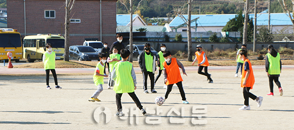 ▲ 마산초와 용전분교장 학생들이 지난 11일 스포츠데이 행사에서 축구를 즐기고 있다.