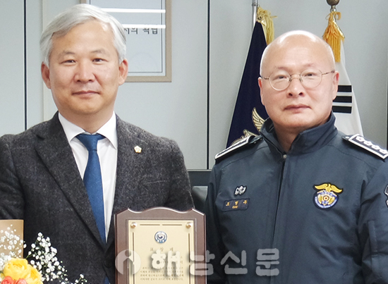 ▲ 김병덕(사진 왼쪽) 의장과 조병주 해남교도소장.