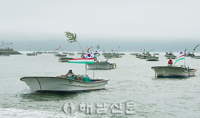 ▲ 지난해 김양식 어민들의 만호해역 해상시위 모습.