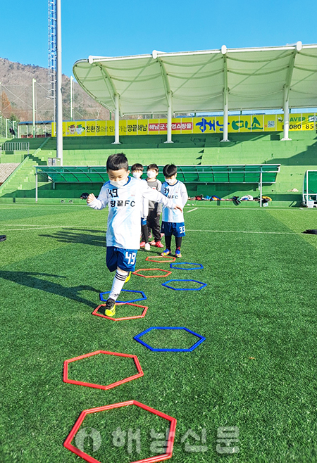 ▲ 토요축구교실에 참가한 학생들이 훈련을 하고 있다.
