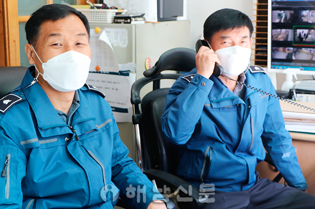 ▲ 해남군청 청원경찰로 일하고 있는 이인욱(왼쪽), 민원기 씨.
