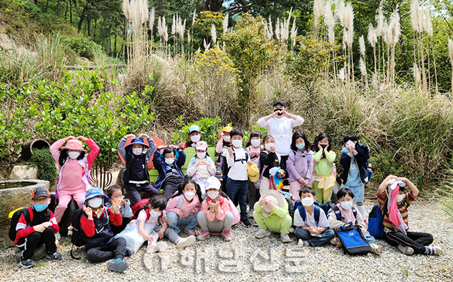 ▲ 송지초등학교 1학년 학생들이 지난 21일 포레스트 수목원을 방문해 기념사진을 찍고 있다.