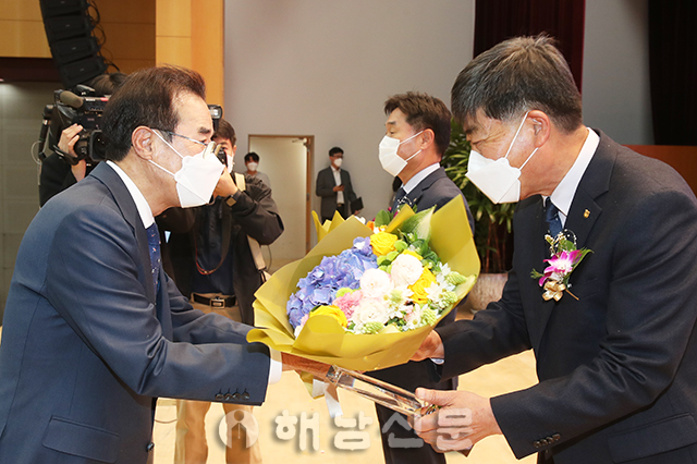 ▲ 한종회(사진 오른쪽) 해남진도축협 조합장이 이성희 농협중앙회장으로부터 챔피언상을 받고 있다.