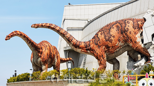 ▲ 공룡박물관 벽면을 뚫고 나온 듯이 조성된 공룡조형물.