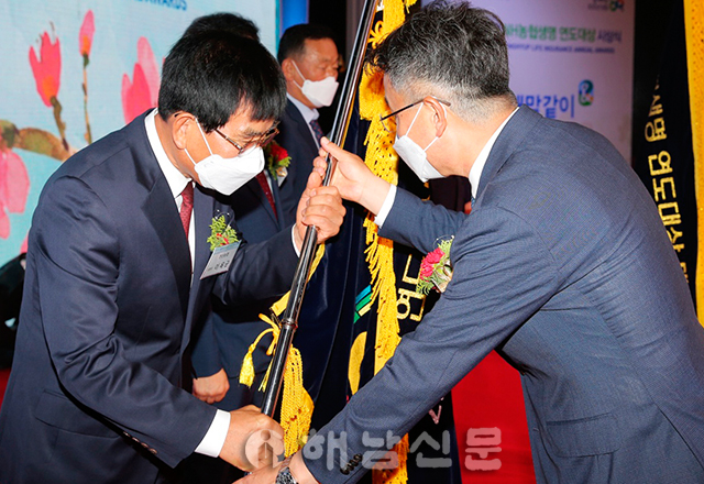 ▲ 이옥균 조합장(왼쪽)이 지난 14일 서울에서 열린 NH농협생명 연도대상에서 사무소 부문 대상기를 받고 있다.