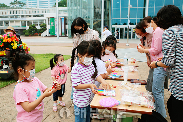 ▲ 환경캠페인에 참가한 아이들이 매미 소리통에 색칠을 하는 체험을 하고 있다.