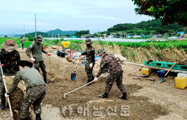 ▲ 육군 31사단 해남대대 장병들이 지난 14일 화산 고추농장에서 비닐하우스를 제거한 뒤 바닥정리 작업을 하고 있다.