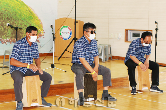 ▲ 시각장애인들로 구성된 은광학교 카혼사랑 팀이 카혼을 연주하고 있다.