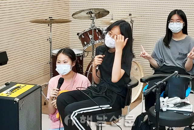 ▲ 단체연습실에서 노래를 부르고 있는 학생들의 모습.