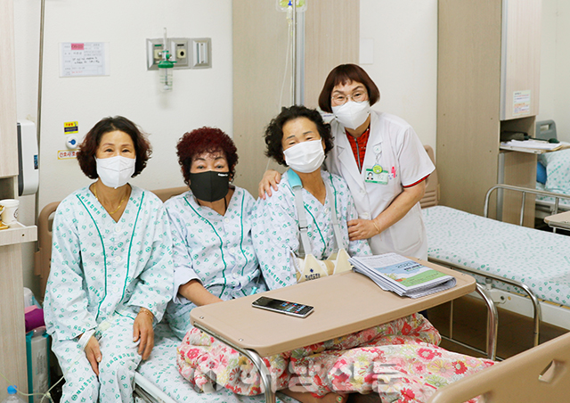 ▲ 김동순(맨 오른쪽) 사회복지사 겸 전도사가 카메라 앞에서 입원환자들과 잠시 포즈를 취하고 있다.