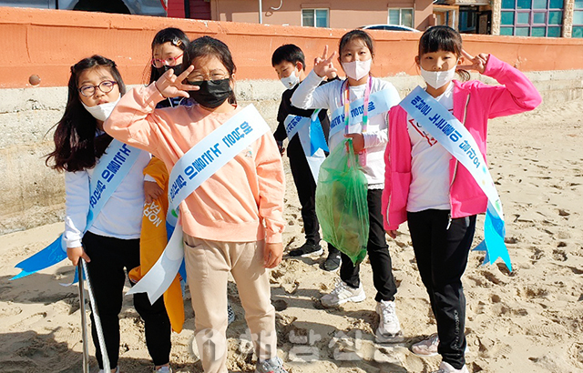 ▲ 송호해변서 쓰레기 줍기에 나선 해남동초 학생들.