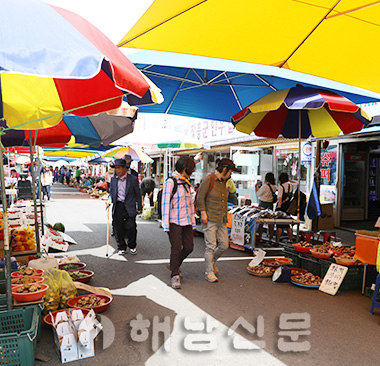 ▲ 장흥 정남진토요시장의 모습과 시장 내 한우판매장(아래).