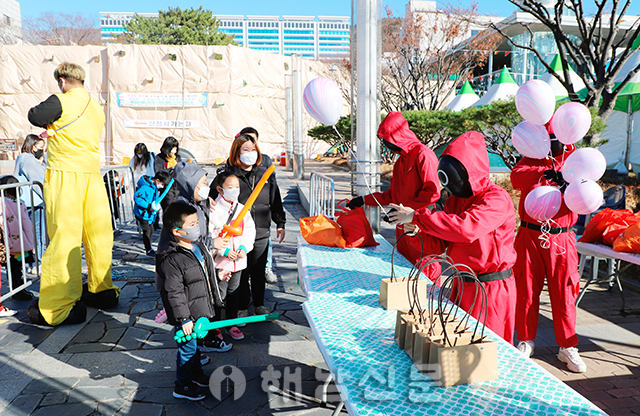 ▲ 어린이 한마당 큰잔치에서 어린이들에게 장바구니키트를 나눠주고 있다.