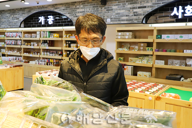 ▲ 김재열 씨가 자신이 생산하고 포장한 채소를 로컬푸드 직매장에 진열하고 있다.