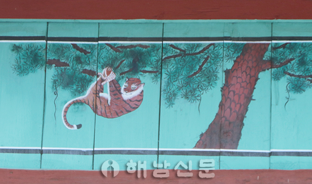 ▲ 대흥사 침계루에 그려져 있는 호랑이와 가재(아래) 그림.