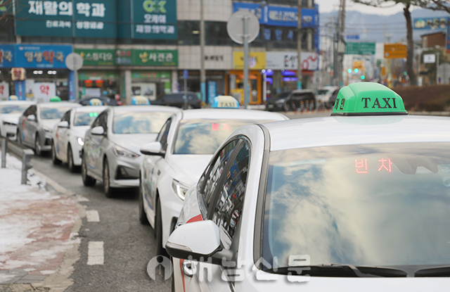 ▲ 영업용 택시들이 해남종합버스터미널 앞 도로에서 승객을 기다리고 있다.