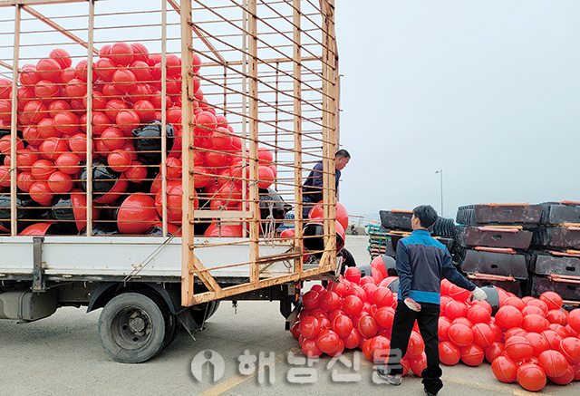 ▲ 공무원들이 다시마양식장 앞에서 친환경 부표를 트럭에서 내리고 있다.