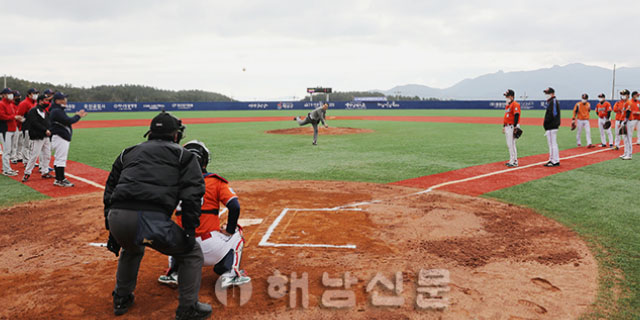 ▲ 지난 20일 열린 2022 해남군생활체육 야구리그 개막식에서 이형오 회장이 시구를 하고 있다.