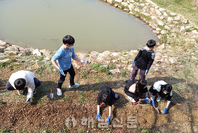 ▲ 생태연못 가꾸기 나선 서정초 학생들.