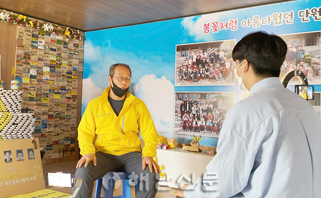 ▲ 해남고 학생들이 팽목항에 있는 세월호 유가족을 찾아 인터뷰를 진행하고 있다.
