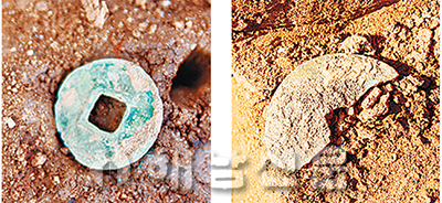 ▲ 발굴조사 과정에서 출토된 화천(왼쪽)과 청동경.