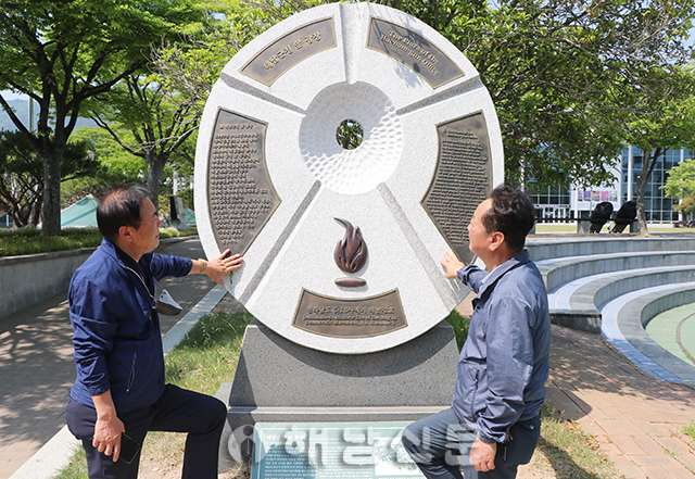 ▲ 김병조(왼쪽), 병일 형제가 해남군민광장에 설치된 5·18표지석을 바라보고 있다.
