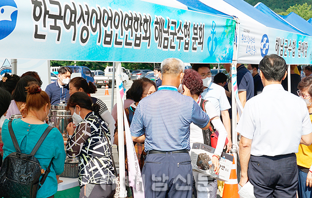 ▲ '수산인 한마음대회·수산물 축제'에서 어업인들이 행사장 야외에 마련된 홍보 전시 부스를 둘러보고 있다.