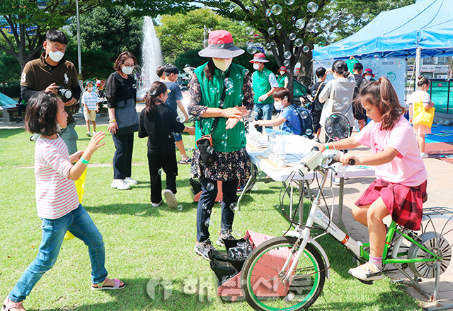 ▲ 17일 군민광장에서 열린 광장축제에서 어린이들이 자전거 발전기를 체험하고 있다.