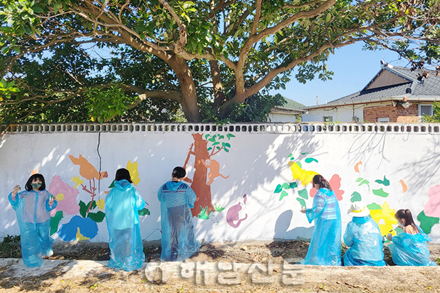 ▲ 서정초 학생들이 서정마을에서 벽화 그리기를 하고 있다.