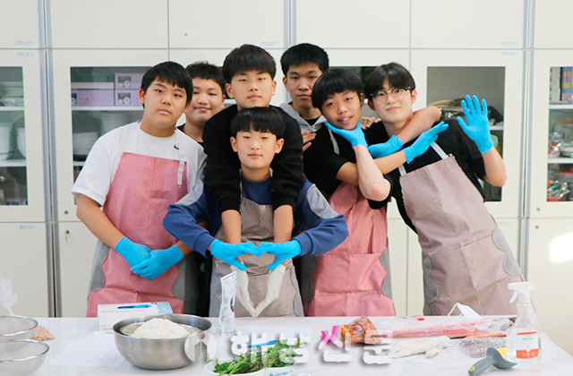 ▲ 미남축제 요리 출품을 준비하고 있는 요리동아리 학생들.