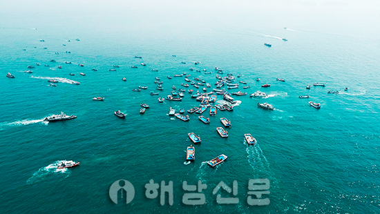 ▲ 만호해역 김 양식 어업권 분쟁이 격화되자 지난 2020년 9월 해상집회에 나선 해남·진도 어선들이 뒤엉키며 아수라장이 됐다.