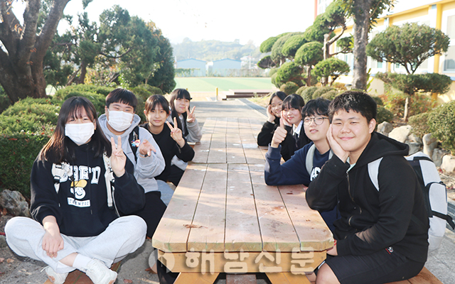 ▲ 야외 피크닉테이블에 모인 학생들.