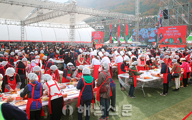 ▲ 해남미남축제 중 세계인과 함께하는 515 김치 비빔행사가 지난 12일 축제장에서 열렸다.