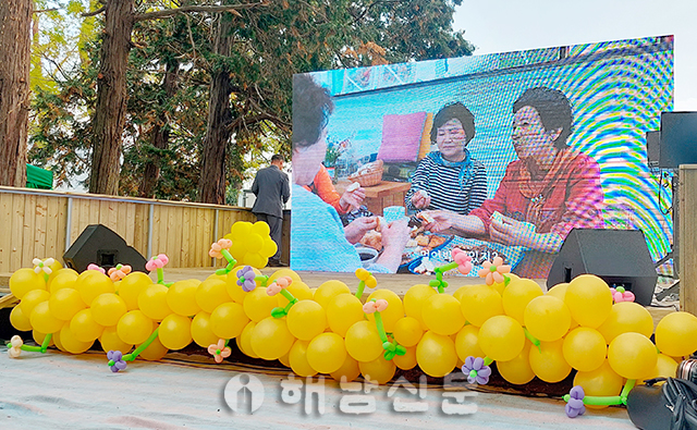▲ 영화제에서 상영된 '아들의 선물', 주인공인 이점순 씨가 아들이 사온 빵을 마을회관에서 나눠먹는 장면.