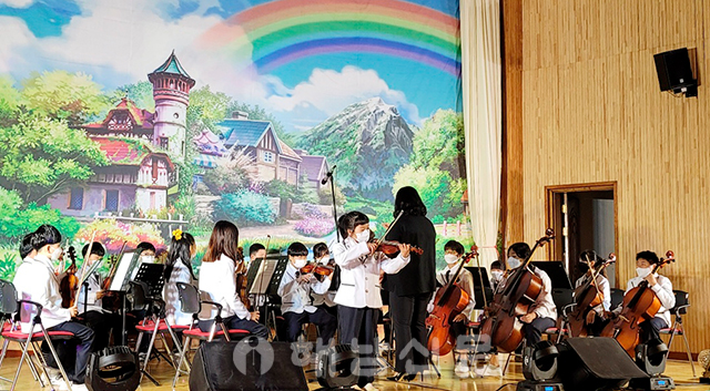 ▲ 지난달 열린 계곡초 학예회에서 연주를 선보이고 있는 오케스트라부