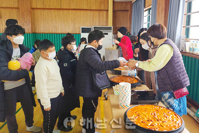 ▲ 지난달 23일 열린 바자회에서 황산초 학부모들이 간식을 판매하고 있다.