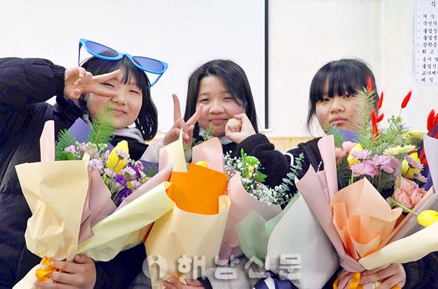 ▲ 지난 3일 졸업식을 가진 마산초 용전분교 졸업생 김다해, 민혜정, 이서연 학생. (왼쪽부터)