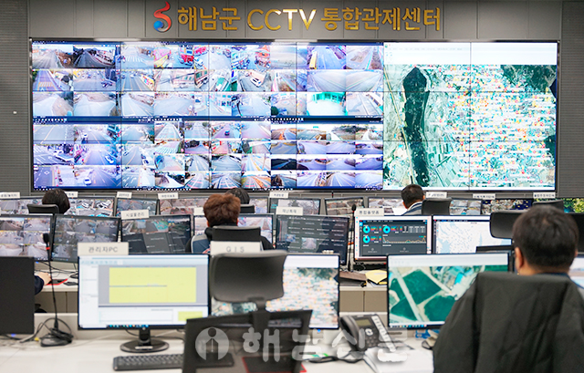 ▲ 마을방범 CCTV 통합관제센터에서 요원들이 모니터링하고 있다.
