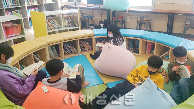 ▲ 지난 2일 현산초등학교 학생들이 학교도서관에서 마스크를 쓴 채 책을 보고 있다.