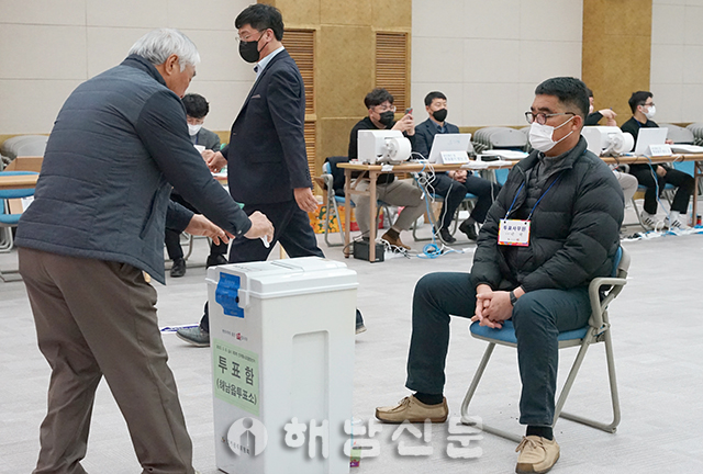 ▲ 문예회관 다목적실에 마련된 투표소에서 한 조합원이 투표함에 투표용지를 넣고 있다.