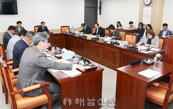 ▲해남군의회 의원간담회가 지난 24일 의회 운영위원회실에서 열렸다.