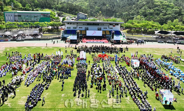 ▲제50회 해남군민의 날 행사가 군민과 향우 2만 명이 참석한 가운데 지난 1일 우슬체육공원 일원에서 열렸다. 