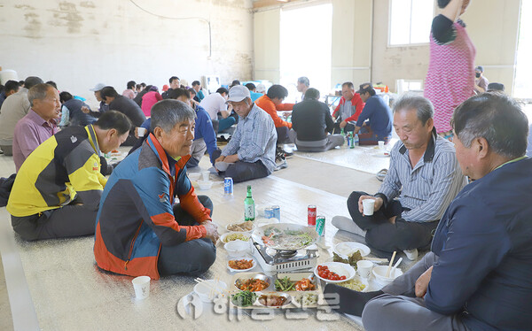 ▲송지 대죽마을 주민들이 경로잔치로 마련된 점심을 하고 있다.