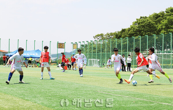 ▲5대5 해남청소년 축구대회에서 창욱FC팀과 송지중B팀이 예선전을 치르고 있다.