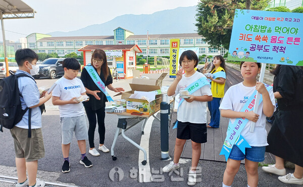 ▲해남서초에서 지난 6일 등교시간을 이용해 아침밥 먹기 캠페인이 펼쳐졌다. 