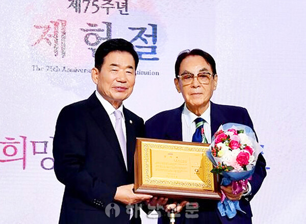 김봉호(오른쪽) 전 국회부의장과 김진표 국회의장.