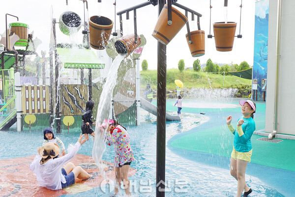 ▲공룡박물관 물놀이장에서 물놀이를 즐기고 있는 가족들의 모습.