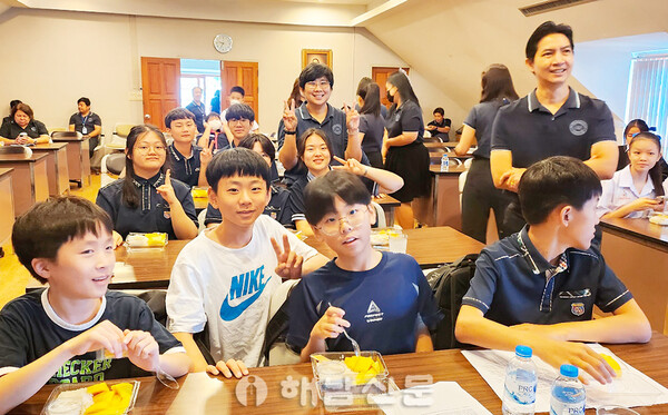 ▲해남 학생들이 태국 치앙마이의 국제학교인 프린스로열컬리지에서 태국 학생들과 함께 수업을 하고 있다. 